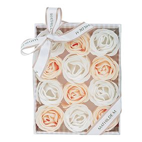Caixa com 12 rosas em folhas de sabonete branco e nude - Perfume Rose
