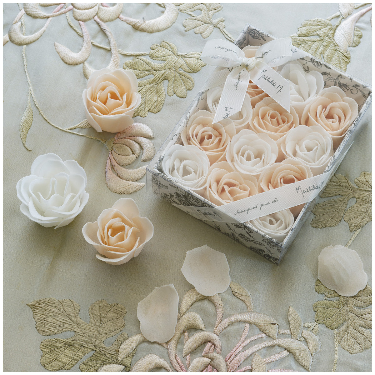 Caixa com 12 rosas em folhas de sabonete branco e nude - Perfume Rose